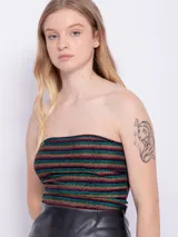 Top strapless de tela brillante a rayas azules y verdes.