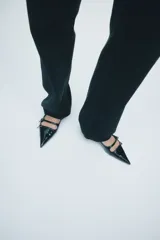 Jean de corte recto y tiro alto confeccionado en denim rígido de cinco bolsillos. Presenta un diseño de pierna recta levemente holgada y cierre frontal con botón.