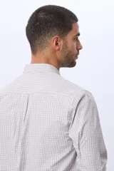 Camisa sport de manga larga a cuadros con cuello abotonado, bolsillo en el pecho con logo bordado y cierre frontal de botones.