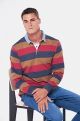 Remera polo tipo rugby rayada en tela de jersey con cuello en denim lavado y puños en rib. Frente con botones personalizados y bordado en el pecho.