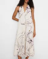 Vestido midi color crudo con estampado de flores abstractas en tonos morados y oliva, corte evasé, escote en V y cuello halter anudado en la espalda.
