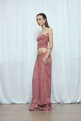 Top bandeau de viscosa con diseño elastizado tipo nido de abeja y acabado con pequeños volados en el borde superior e inferior.
