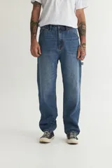 Pantalón de jean azul de corte recto, con bolsillos laterales y traseros.