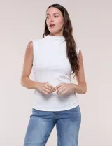 Musculosa negra de modal, con cuello alto, sin mangas y frunces drapeados en los laterales de la cintura.