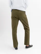 Pantalon de gabardina color azul marino, de corte regular y tiro medio. Cuenta con cinco bolsillos clásicos, cierre de botón y cremallera, y terminación recta.