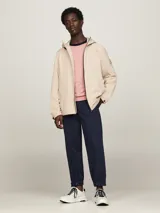 Zapatillas Tommy Hilfiger de cuero color blanco con detalles en azul marino. Presentan cordones azul marino, suela gruesa blanca y logo de la marca en el lateral.