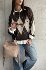 Sweater de punto con diseño de rombos en tonos chocolate y beige, de manga larga y cuello redondo.