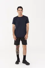 Remera deportiva azul marino de poliéster y elastano, corte clásico y tecnología Drifit.