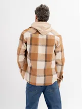 Sobrecamisa de franela con diseño a cuadros en tonos beige y marrón, con capucha integrada de color beige, cierre frontal de botones y bolsillos en el pecho.