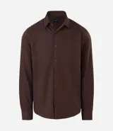 Camisa de corte slim, manga larga, con cuello camisero y cierre frontal de botones. Confeccionada en tejido plano de bambú, viscosa, poliéster y elastano.