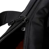 Bolso maletín multipropósito Caterpillar color negro, con asas superiores y laterales, bolsillo frontal con cierre, detalles en amarillo y logo de la marca.