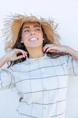 Vestido midi de diseño a cuadros, con cuello redondo, cierre frontal de botones y mangas tres cuartos abullonadas.