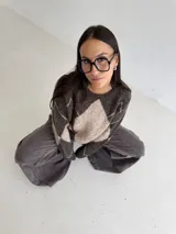 Sweater de tejido de punto con diseño de rombos en tonos chocolate y beige, de corte holgado y manga larga.