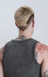 Musculosa básica de tela morley en color gris oscuro, con corte slim-fit y cuello redondo con acabado desgastado.