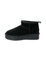 Bota corta de estilo casual, confeccionada en cuero negro con interior forrado en poliéster. Presenta una suela de plataforma de goma negra y un diseño minimalista de caña baja.