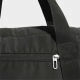 Bolso Adidas negro con logo blanco, con doble asa de mano y correa de hombro ajustable. Incluye bolsillo frontal con cierre, bolsillo interior para botella y sistema de cordones para sujetar el mat de yoga.
