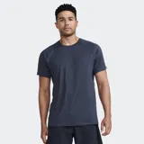 Remera deportiva 2XU modelo Motion Tee, color azul oscuro, con mangas cortas raglán y refuerzo en las axilas para mayor movilidad. Confeccionada en tejido técnico transpirable y duradero.