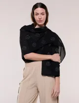 Pashmina ligera de color negro, de forma rectangular, con aplicaciones de brillos formando patrones geométricos.