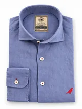 Camisa Club House de lino color blanco, corte slim fit con cuello Hudson, manga larga y detalle de bordado de pájaro azul en el pecho.