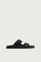 Sandalias negras de dos tiras anchas con hebillas ajustables y plantilla anatómica.