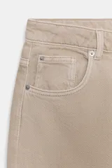 Jeans de tiro alto, color beige claro, con pierna ancha y cinco bolsillos.