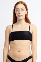 Top de bikini negro con escote recto y tirantes finos ajustables.