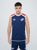 Musculosa deportiva Umbro del Club Nacional de Football, modelo Protraining, color azul marino con detalles en rojo y blanco en los hombros y el cuello. Incluye el escudo del club y el logo de Umbro.