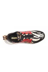 Zapatillas deportivas de cuero color marrón con detalles en animal print y cordones.