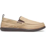 Mocasines Crocs modelo Walu Syn color tostado, con parte superior textil y suela de material Croslite marrón oscuro. Diseño slip-on con costuras reforzadas y detalle de marca en el lateral.