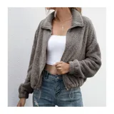 Campera corta de textura peluda tipo polar, color gris, con cierre frontal, cuello alto y elástico ajustable en la cintura.