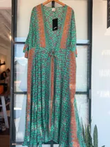 Kimono largo con estampado de cachemir en tonos azul, naranja y rosa. Tiene corte cruzado, mangas anchas y largo hasta los tobillos.