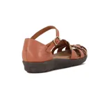 Sandalia de cuero con talón cerrado y pulsera ajustable con hebilla metálica. La capellada presenta un diseño de tiras entrelazadas en tonos tierra, incluyendo marrón, naranja y beige, sobre una base de goma marrón.
