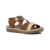 Sandalia plana con tiras de cuero en tonos marrón, tostado, beige y verde militar, con suela acolchada y cierre de velcro en el talón.
