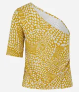 Blusa de viscosa color mostaza con estampado de caracoles blancos, de corte asimétrico con un solo hombro y manga corta.