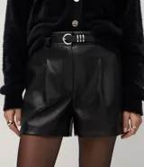 Short de poliuretano color negro, de corte recto con pinzas frontales y largo corto. Incluye un cinturón fino con hebilla y pasantes metálicos.