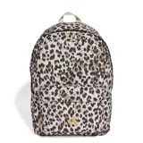 Mochila Adidas con estampado animal print tipo leopardo en tonos beige, marrón y blanco. Cuenta con un compartimento principal amplio, un bolsillo frontal con cierre y el logo de la marca en dorado.