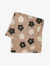 Bufanda negra con estampado de flores en tonos beige y marrón, con centros dorados.