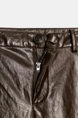 Pantalón de tiro medio, pierna recta, confeccionado en tejido efecto piel marrón oscuro con acabado arrugado. Presenta cinco bolsillos y cierre frontal con cremallera y botón.