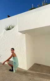 Vestido de red color crudo, con escote alto y largo midi. Incluye un forro interior independiente más corto, con escote recto y breteles finos.