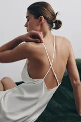 Vestido midi tipo lencero con escote en pico y tirantes finos ajustables multiposición.