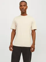 Remera de manga corta y cuello redondo con corte regular, confeccionada en tejido jersey de algodón orgánico.