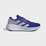 Championes de running Adidas Questar 3, color azul vibrante con detalles en lila claro y tres franjas laterales plateadas. Presentan una suela gruesa blanca con tecnología Cloudfoam y detalles en azul claro.