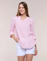 Blusa de silueta relajada y textura tramada, color rosado. Cuenta con cuello mao abierto en V de terminación limpia y mangas tres cuartos amplias.