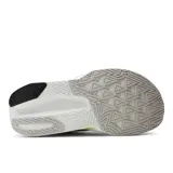 Championes de running New Balance modelo FuelCell Rebel v5, color amarillo neón con detalles en blanco y gris. Presentan una entresuela voluminosa con tecnología FuelCell para mayor amortiguación y propulsión, parte superior de malla transpirable con diseño aerodinámico y logo lateral característico.