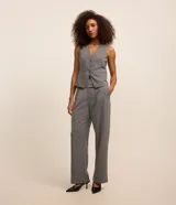 Pantalón de vestir gris de corte recto, con bolsillos laterales y traseros. Se ajusta a la cintura con cierre asimétrico de botones.