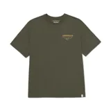 Remera de manga corta y cuello redondo en color verde oliva. Presenta un diseño minimalista con un gráfico bordado en el pecho y un parche de la marca en la manga izquierda.