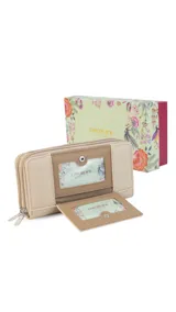 Billetera larga de cuero sintético en tonos beige y tostado, con diseño de doble compartimento con cierre. Presenta una solapa frontal con broche a presión, visor para documentos y tarjeteros internos.