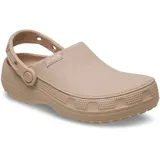 Zuecos Crocs modelo Classic Crafted Clog, de color beige, con parte superior de lona textil y suela de goma Croslite. Incluye correa de talón pivotante y detalles de la marca en el lateral.