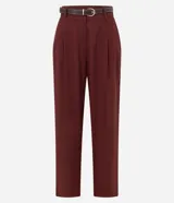 Pantalón zanahoria de cintura alta color crudo, confeccionado en viscolino con trabillas en la cintura, pliegues y solapas traseras. Incluye cinturón fino con hebilla confeccionado en PU.