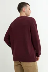 Sweater de punto con escote en V y mangas largas, de calce clásico y puños acanalados.